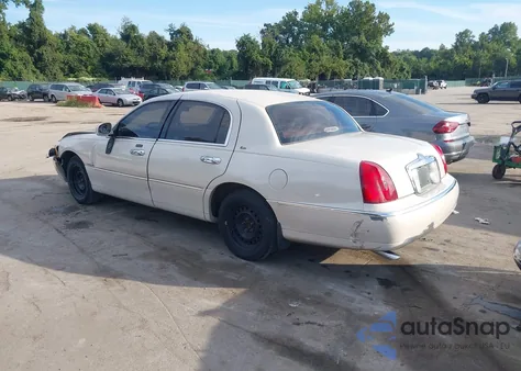 2000 Lincoln Town Car Cartier from USA, damaged, VIN 1LNHM83W6YY838127
